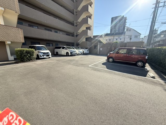 平野西レジデンスの駐車場