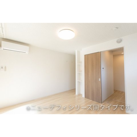 岐阜市西川手１丁目のアパートの居間・リビング