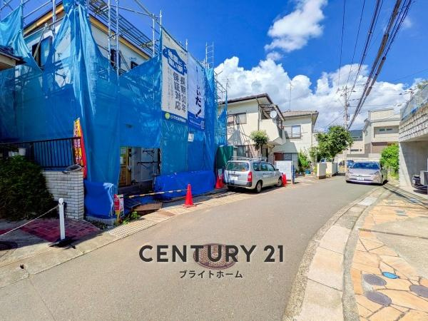 横浜市港北区小机町の新築一戸建の前面道路含む現地写真|車通りが少ない為、小さなお子様にも安心です。
是非一度、現地へ起こしください。