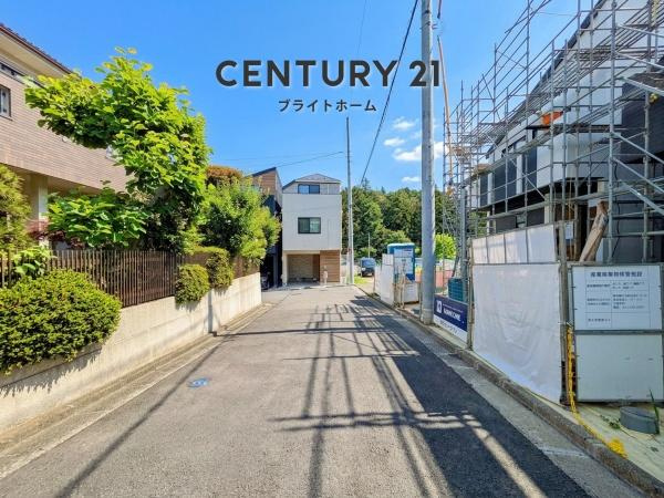 横浜市旭区南本宿町の新築一戸建の前面道路含む現地写真|同仕様物件のご案内をさせて頂きます。
お車でご自宅まで送迎承ります。