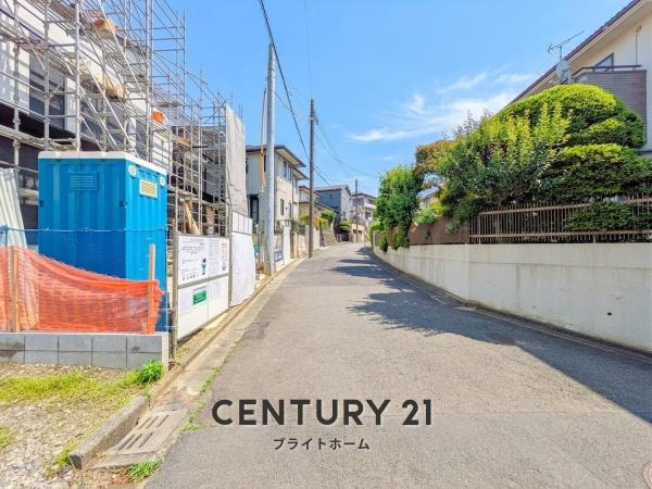 横浜市旭区南本宿町の新築一戸建の前面道路含む現地写真|車通りが少ない為、小さなお子様にも安心です。
是非一度、現地へ起こしください。
