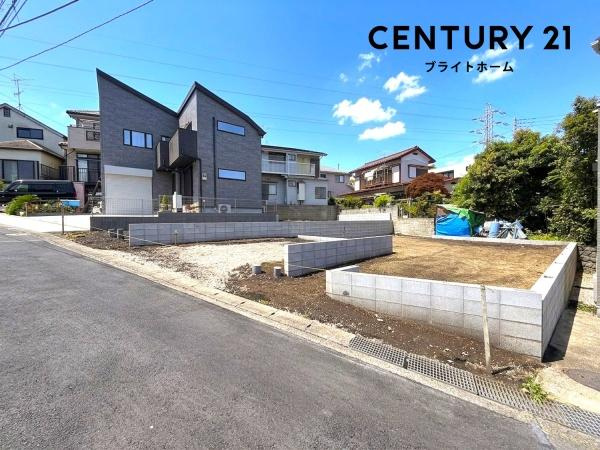 横浜市旭区川島町の新築一戸建の前面道路含む現地写真|周辺は落ち着いた街並みになります。
子育てにはぴったりの住環境♪