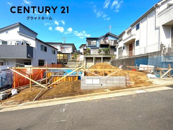 横浜市旭区今宿町の新築一戸建の前面道路含む現地写真|落ち着いた街並みになります。
是非一度、現地へお越しください。 
ご自宅までの送迎もいたします
※植栽はCGでの参考レイアウトです。