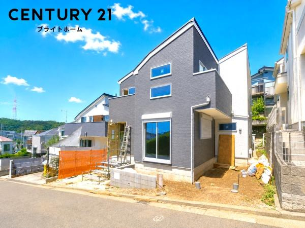 横浜市旭区今宿町の新築一戸建の前面道路含む現地写真|落ち着いた街並みになります。
是非一度、現地へお越しください。 
ご自宅までの送迎もいたします
※植栽はCGでの参考レイアウトです。