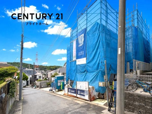 横浜市旭区今宿町の新築一戸建の前面道路含む現地写真|周辺は落ち着いた街並みになります。
子育てにはぴったりの住環境♪
