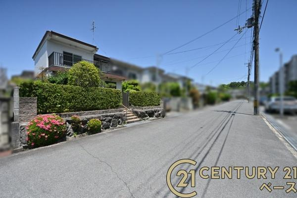 橿原市白橿町２丁目の中古テラスハウスの前面道路含む現地写真|■現地撮影写真■前面道路６ｍと広々開放的！