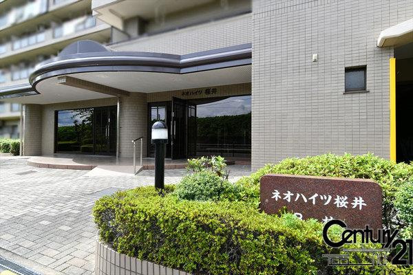ネオハイツ桜井Ｂ棟のその他|■現地撮影写真■こちらは広々とした正面出入口です！