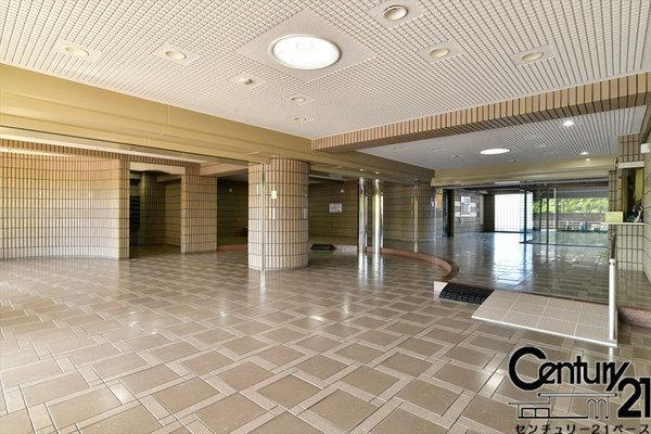 ネオハイツ桜井Ｂ棟のエントランス|■現地撮影写真■開放感のある落ち着いた雰囲気のエントランスです！