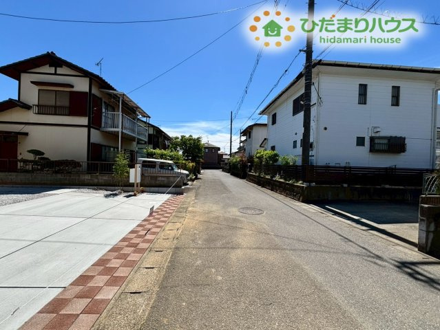 深谷市上柴町東5丁目　新築一戸建て　ブルーミングガーデン　01の前面道路含む現地写真|前面道路は舗装されており、お車の出し入れがとてもスムーズに行える環境です！
周辺は交通量が少なく落ち着いているため、小さなお子様がいるご家庭でも、毎日の通学や日々のお散歩が安心感を持って行えます！