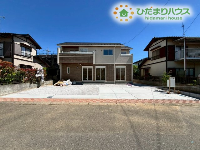 深谷市上柴町東5丁目　新築一戸建て　ブルーミングガーデン　01の駐車場|車を複数台所有しているご家庭でも安心の、並列3台分の駐車スペースです☆
平坦で間口が広いため、運転が苦手な方でも後ろを気にせず一発で駐車できます！
お友達や親戚が車で遊びに来た際もとても便利です！