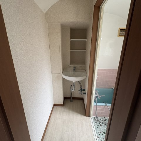 高田アパートの洗面所