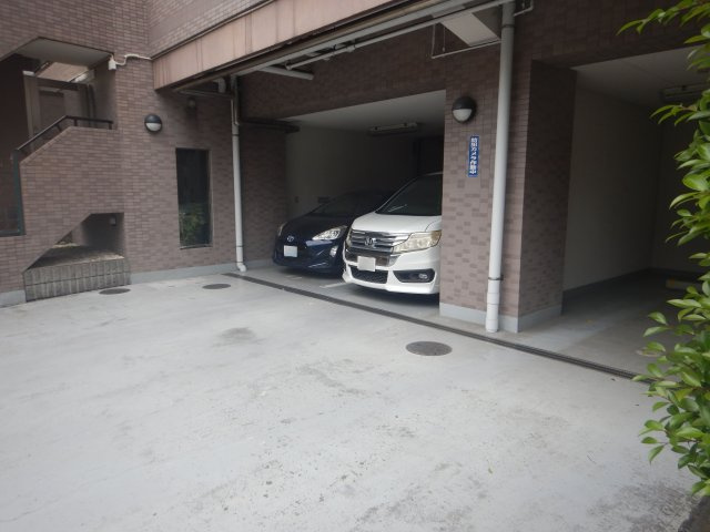 モンテベルデ西大島の駐車場
