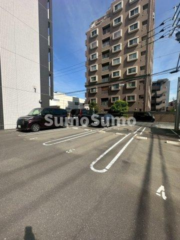 ボヌール　レーベンの駐車場