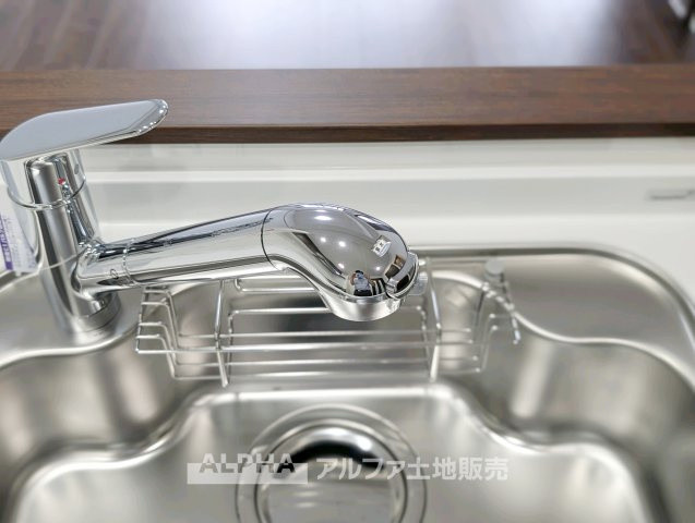 マージュ高幡不動のキッチン|【Water cleaner】
◆浄水器◆蛇口から流れ出すお水はクリーンでいつも楽しめます。また浄水器内臓シャワー混合栓なので場所取らずのスッキリとしたスタイルです。