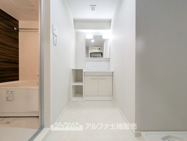 マージュ高幡不動の独立洗面台|【Powder room】
◆独立洗面台◆朝の身支度や帰宅後の手洗いも快適に行える独立洗面台。収納スペースも備えており、洗面用品をすっきり整理できる使い勝手の良い空間です。