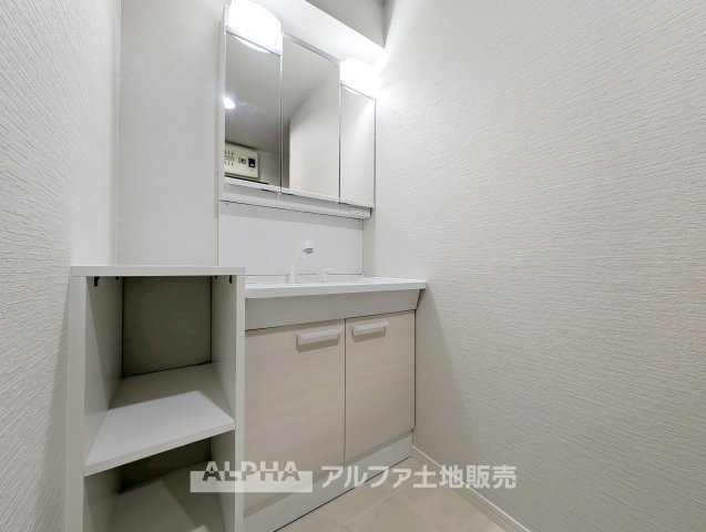マージュ高幡不動の独立洗面台|【Powder room】
◆独立洗面台◆身支度がはかどる独立洗面台を採用。鏡まわりや下部収納を活用することで、日用品を整理しやすく清潔感のある空間を保てます。