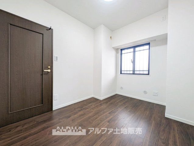 マージュ高幡不動の洋室|【comfort room】
◆落ち着きのある室内◆寝室としても子ども部屋としても使いやすく、暮らしの変化にも対応できる空間。日々の時間を穏やかに過ごせます。