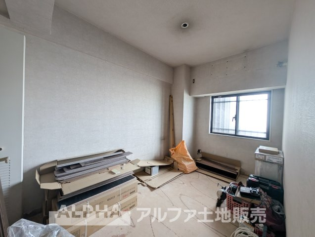 マージュ高幡不動の洋室|【Two sides lighting】
◆明るい主寝室◆二面採光北側の居室は明るく爽やかな風の抜ける快適空間。。収納もしっかりと沢山の洋服をしまえます。