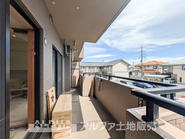 マージュ高幡不動のバルコニー|【outward appearance】
◆バルコニー◆家から望む空はブルースカイ。隔てるものは何もなく、そこにあるのは青い空と白い雲の景色がこの街の彩りを演出している。