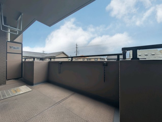 マージュ高幡不動のバルコニー|【Balcony】◆バルコニー◆日当たりの良いバルコニーは、洗濯物がよく乾くだけでなく、外の空気を感じながらひと息つける場所。暮らしに心地よい余白をもたらします。