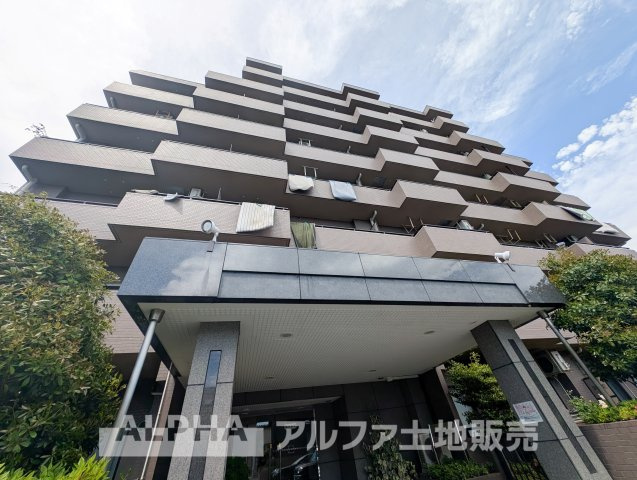 マージュ高幡不動の外観|【Entrance】
◆エントランス◆重厚なドアーとロックらタイルのエントランスが住まう人を迎えてくれる。扉を開けると温もりと幸せと楽しさいっぱいの我が家に帰る事が出来る安心感。