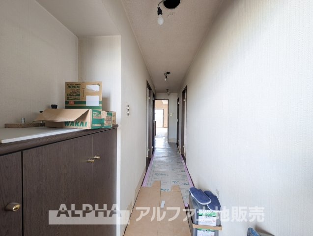 マージュ高幡不動の玄関|【Ascent frame】
◆上り框◆ナチュラルオーク調の上り框が柔らかく出迎えてくれる。帰り際に靴を脱ぎ足をすっと出すと労せず廊下に足が吸い寄せられる柔らかく魅力あるカラーです。