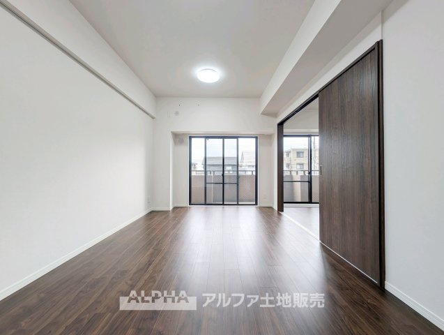 マージュ高幡不動の居間・リビング|【Family Living】
◆家族が集うリビング◆
食事のあとも自然と会話が弾み、テレビを囲んでくつろぐ時間を楽しめるリビング。家族が顔を合わせる機会を自然と育む空間です。
