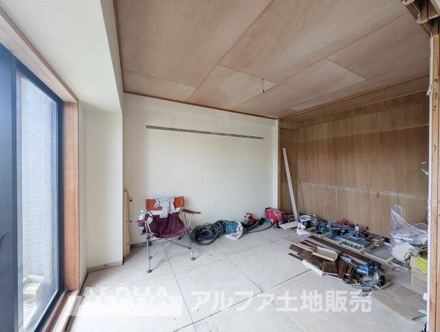 マージュ高幡不動の居間・リビング|【Livingroom】
◆爽やかな空間◆窓をあけるとリビングに通り抜ける清々しく心地よい冷涼なそよ風がこの空間を涼しくしてくれる。風通しの良さは人にとっても家にとっても健康的で気持ちいいものです。