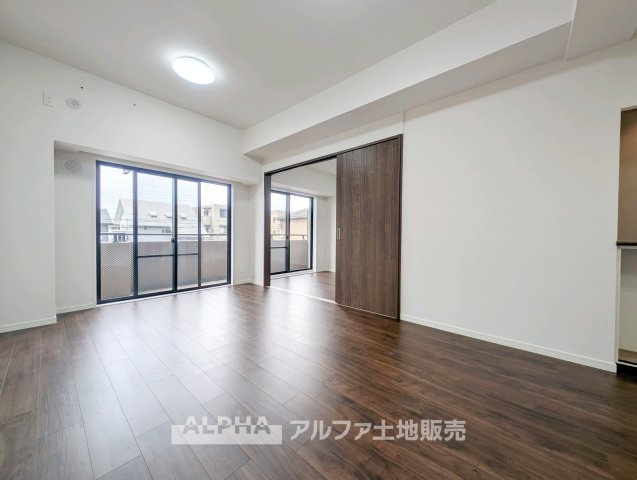 マージュ高幡不動の居間・リビング|【Daily Livi添う◆
朝食を囲む時間から夜のくつろぎまで、家族それぞれの時間をやさしく包み込み、暮らしの中心となるリビングです。