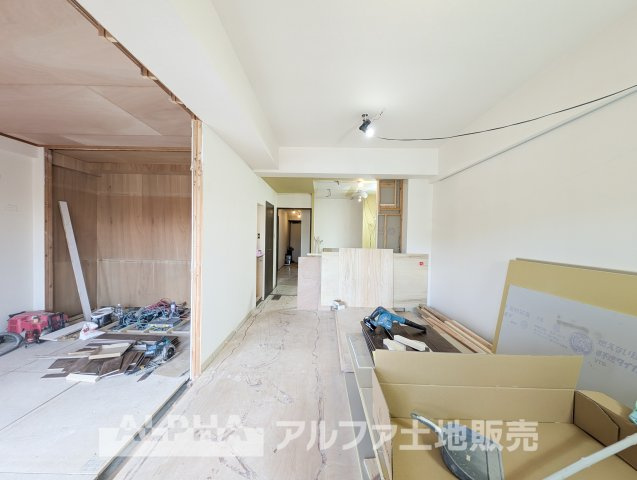 マージュ高幡不動の居間・リビング|【Living room】
◆時を忘れる場所◆ここにはみんなが集い、食事と楽しい会話が始まる。話に夢中になりすぎて、ついつい時を忘れ夜半過ぎになってしまう。そんな束の間の幸せを感じさせてくれる場所。