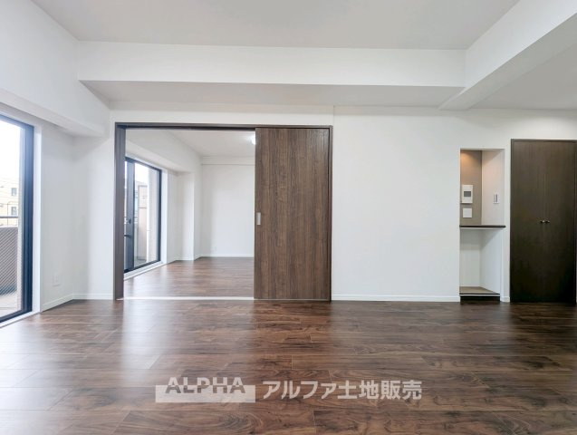 マージュ高幡不動の居間・リビング|【Time Together】
◆日常を彩る空間◆
食事や会話、読書や映画鑑賞など、ご家族それぞれの過ごし方を受け止めるリビング。何気ない日常を心地よい時間へとつなげます。