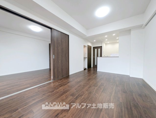 マージュ高幡不動の居間・リビング|【Living Space】
◆暮らしの中心◆
家族との団らんや来客時のおもてなし、お子様の遊び場や学習スペースなど、さまざまなライフシーンに対応するリビングです。