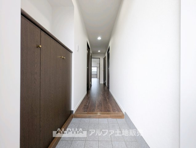 マージュ高幡不動の玄関|【Welcome Space】
◆玄関◆帰宅時にほっとできる、穏やかな空気感の玄関。整った空間が日々の切り替えを自然にサポートし、来客時にも好印象を与えます。