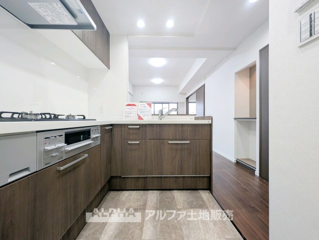 マージュ高幡不動のキッチン|【Feel at Home】
◆自然と居場所になる◆料理をしながら会話が広がる、家族との時間を大切にできるキッチン。空間全体に統一感があり、住まいにやさしいぬくもりを感じられます。