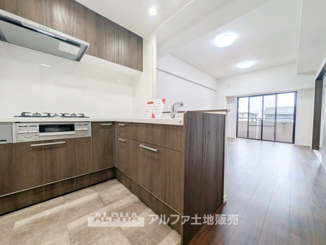 マージュ高幡不動のキッチン|【Daily Comfort】
◆毎日を整える空間◆使いやすさに配慮されたキッチンは、料理をする時間まで楽しく感じられる場所。暮らしのリズムに自然と馴染み、心地よい日常を演出します。