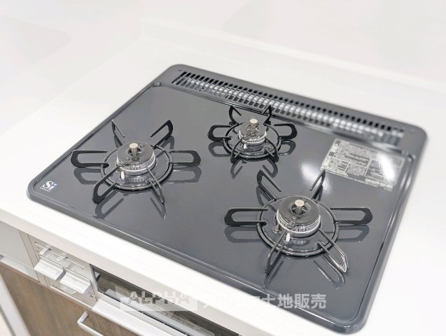 マージュ高幡不動のキッチン|【gas stove】◆ガスコンロ◆使い勝手に配慮されたガスコンロを備えたキッチン。火力調整がしやすく、毎日の調理がスムーズに進み、家事の時間を心地よく支えてくれます