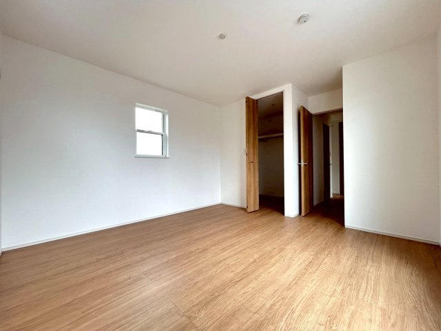 ファーストタウン　江南市第1今市場町　全2区画分譲の寝室|窓ガラスは２枚のガラスの間に空気層を設けたペアガラス。高い断熱性と共にガラス面の結露対策にも効果的。