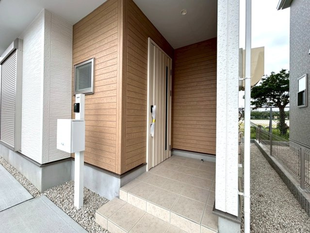 ファーストタウン　江南市第1今市場町　全2区画分譲の玄関|玄関ドアの鍵はディンプルキーと内側はサムターンキーになっており防犯性の高い仕様になっています。