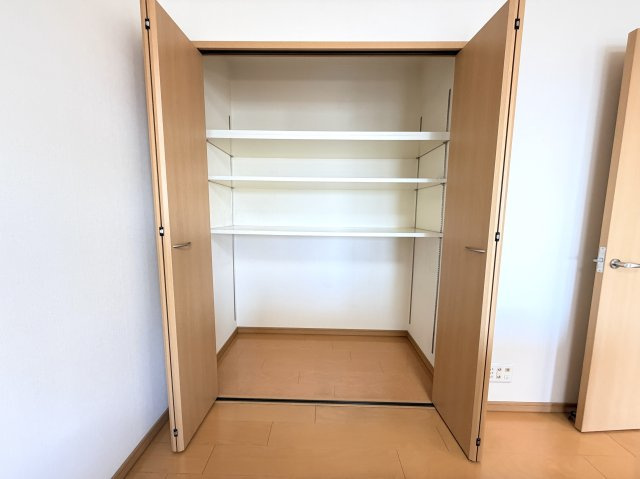 【収納】 | ジェイシティ新広駅前 | たっぷりとしたリビング収納です。