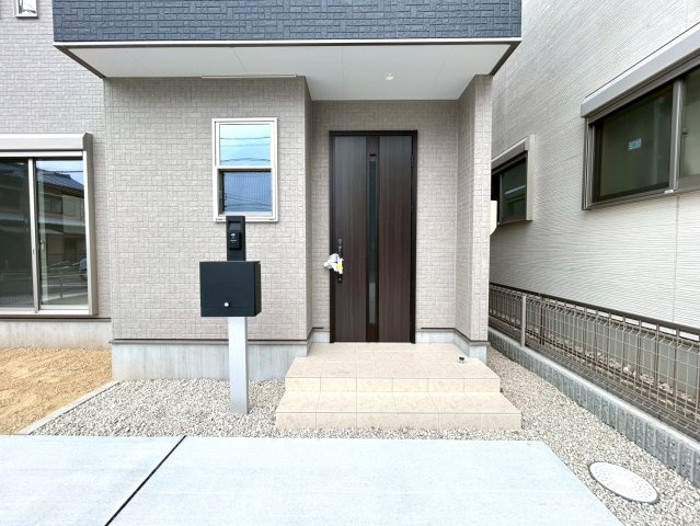 【商談中】ファーストタウン　江南市第1今市場町　全2区画分譲の玄関|玄関ドアの鍵はディンプルキーと内側はサムターンキーになっており防犯性の高い仕様になっています。