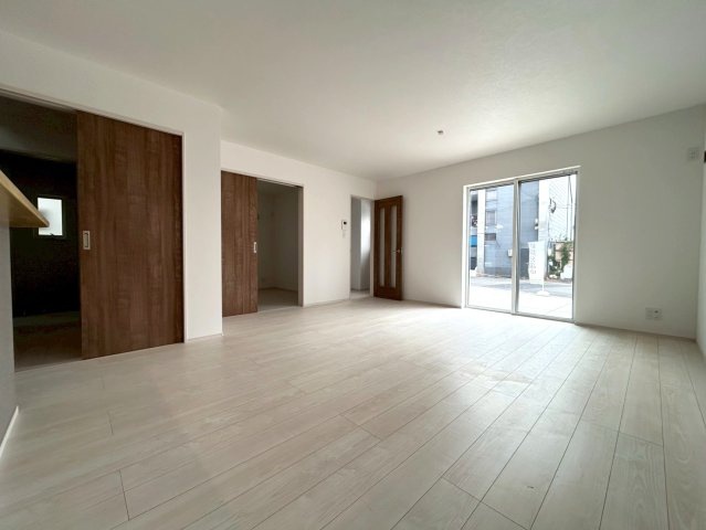 【商談中】ファーストタウン　江南市第1今市場町　全2区画分譲の居間・リビング|フローリング材は床材に受ける様々な傷や、温度・湿度変化によるクラックの発生を大幅に抑える特殊加工。