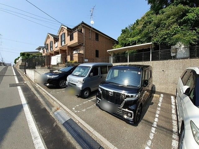 レジュン美和台の駐車場