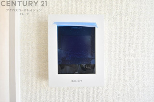 訪問者が来たときにテレビ画面で確認できるため、安心してドアを開けられます。録画機能があるものもあり、留守中に来訪者を記録しておくことができます。利便性が高く、セキュリティ面でも安心です。