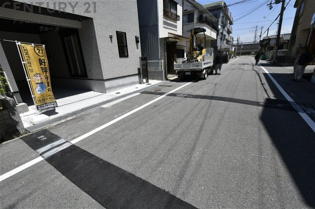 前面道路含む現地写真　前面道路幅員約7.9ｍとゆったりとしており、駐車もしやすくなっています。南側接道で、陽当たりの良い一戸建てです。
