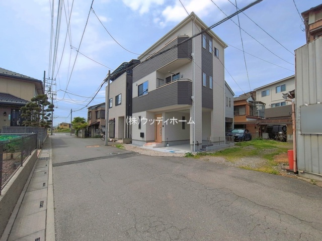 越谷市大成町7丁目　新築一戸建ての前面道路含む現地写真