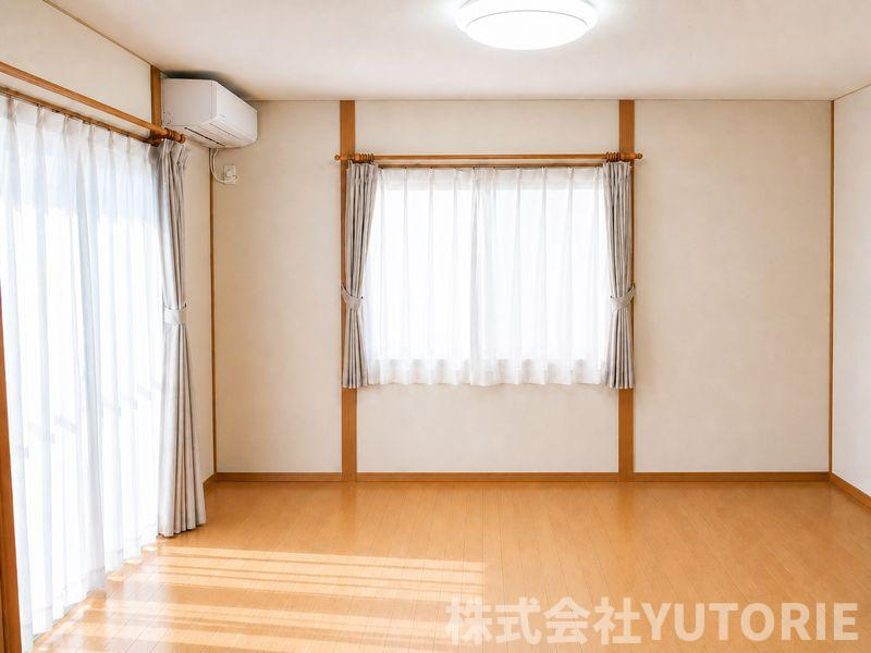 町田市広袴　令和３年リノベ戸建５LDK２台Ｐの居間・リビング|明るいリビングです。