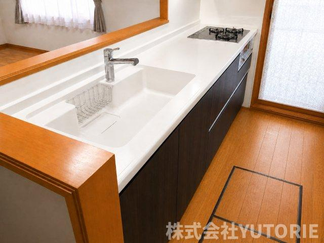 町田市広袴　令和３年リノベ戸建５LDK２台Ｐのキッチン|床下収納もあり便利です。