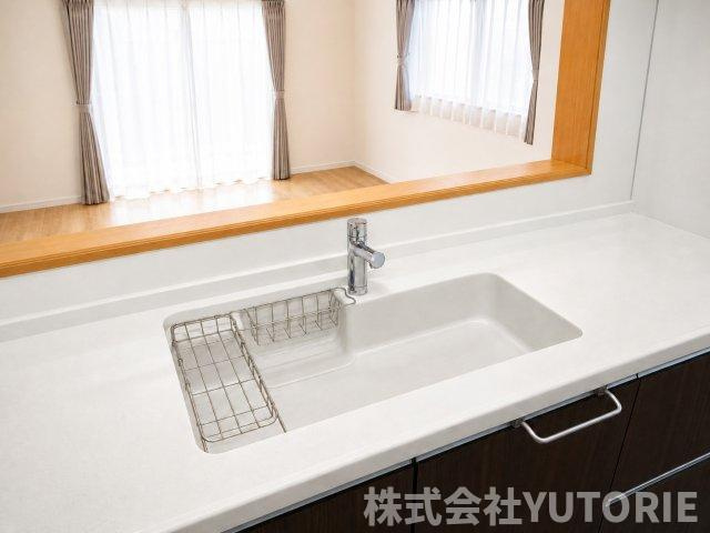 町田市広袴　令和３年リノベ戸建５LDK２台Ｐのキッチン|使い勝手の良いフラットなシンクでお掃除もしやすいです。