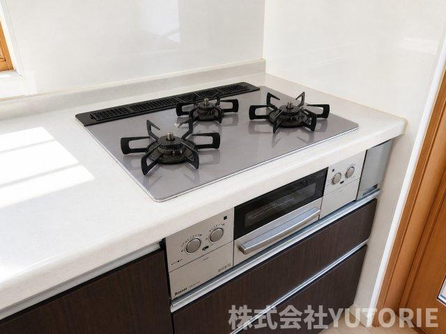町田市広袴　令和３年リノベ戸建５LDK２台Ｐのキッチン|一度にたくさんお料理できる３口コンロです。
