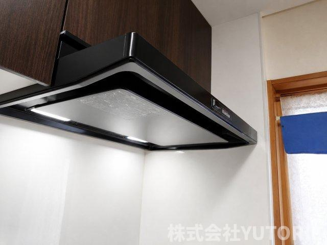 町田市広袴　令和３年リノベ戸建５LDK２台Ｐのキッチン|コンロの真上にレンジフードがあるので炒め物やにおいの強い料理を作る時も安心です。